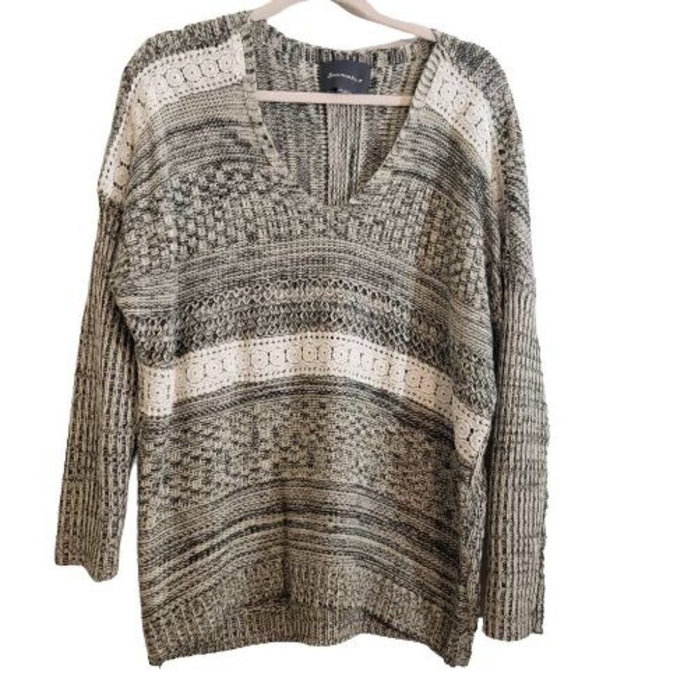 Lovemarks knit v-neck long sleeve sweater size M